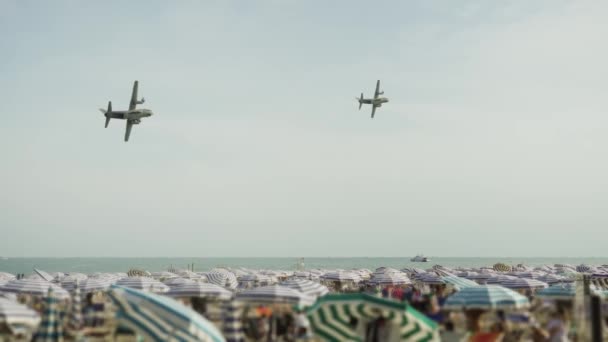 Ιταλία Jesolo Αύγουστος 2022 Δύο Στρατιωτικά Αεροπλάνα Πετούν Πάνω Από — Αρχείο Βίντεο