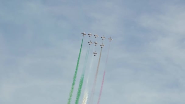 意大利 Jesolo 2022年8月 意大利军用飞机在天空中高举意大利国旗 — 图库视频影像