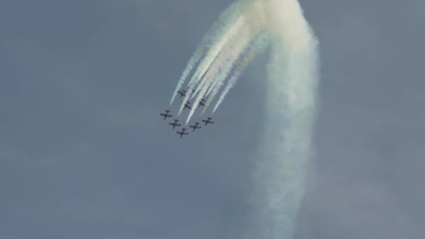 意大利 Jesolo 2022年8月 三色箭带着他们的军用飞机在天空中炫耀 — 图库视频影像