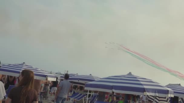 Italy Jesolo August 2022 Planes Fly Sky Making Show Beach — Vídeo de Stock