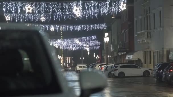 2022年12月 チオッジャ クリスマスライトは駐車車でぬれた街の通りを照らす — ストック動画