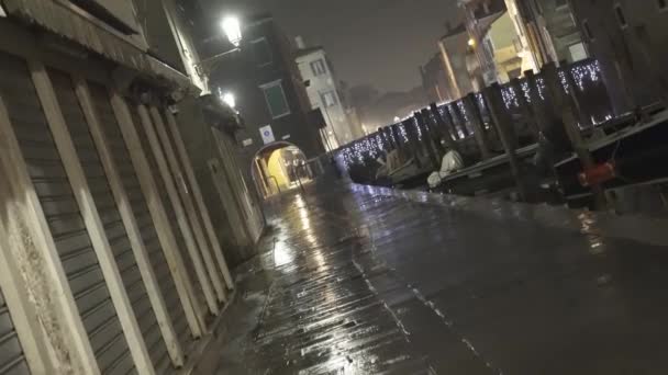 Chioggia December 2022 Empty Wet Street Night Next Old Houses — Vídeos de Stock