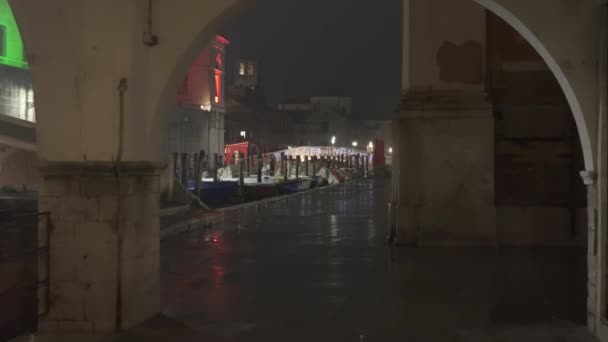 Chioggia December 2022 Passage Arcades Night People Wet Road — Vídeos de Stock
