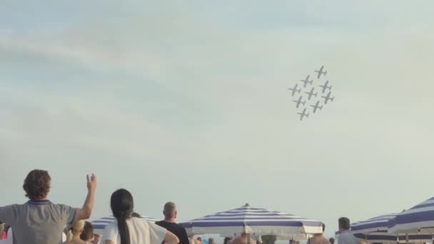 意大利 Jesolo 2022年8月 意大利飞机在杰索洛海滩上空表演 — 图库视频影像