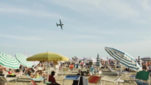 Italy Jesolo August 2022 Military Plane Flies Italian Beach Jesolo — Vídeo de Stock