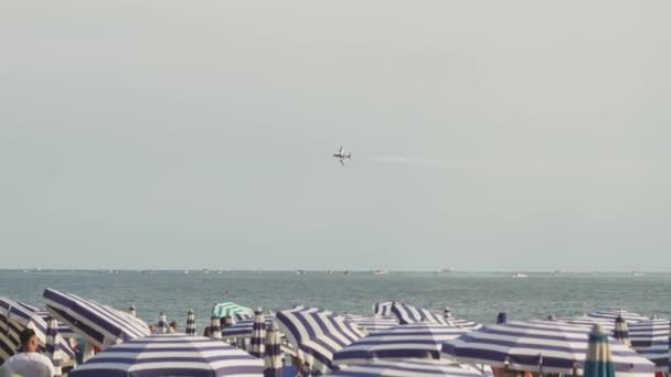 Italy Jesolo August 2022 Italian Military Plane Flies Sky Creating — Vídeo de Stock