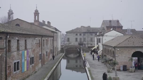 December 2022 Comacchio City Canal Cold Day People Walking — Vídeo de stock