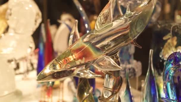 威尼斯 2023年1月 村野玻璃店橱窗里的玻璃鲨鱼 — 图库视频影像