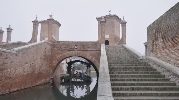 Christmas Crib Bridge Comacchio Italy Winter Foggy Day — Stok video