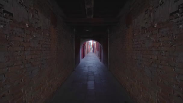 Рух Уперед Під Аркадами Між Двома Стінами Будинків Венеціанській Лагуні — стокове відео