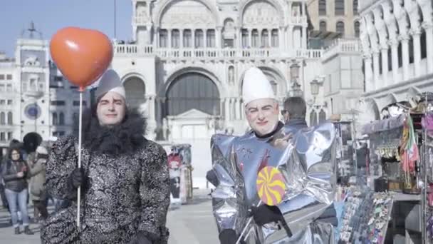 Βενετία Ιταλία Φεβρουάριος 2022 Δύο Κλόουν Στέκονται Στην Πλατεία Του — Αρχείο Βίντεο