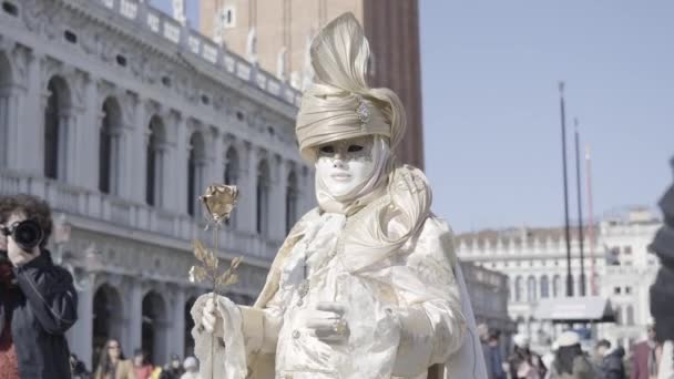 Венеция Италия Февраль 2022 Года Человек Венецианском Карнавале Белой Маской — стоковое видео
