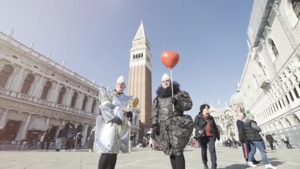 Venedig Italien Februari 2023 Två Personer Klädda Som Clowner Venedig — Stockvideo