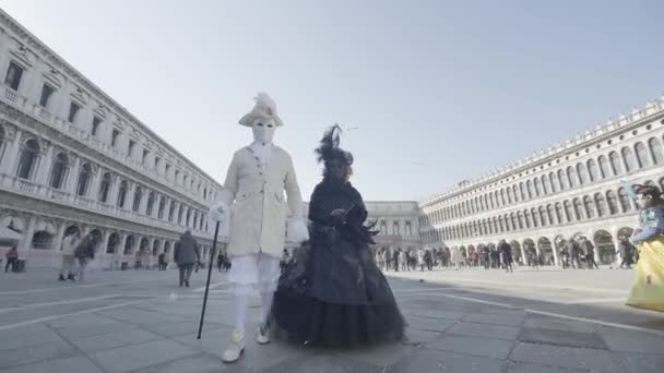 Venice Italy February 2023 Two People Dressed Elegant Suits Masks — Stockvideo