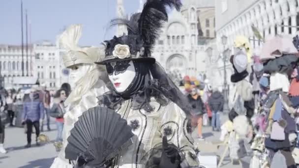 Венеция Италия Февраль 2023 Года Женские Лица Элегантном Венецианском Платье — стоковое видео