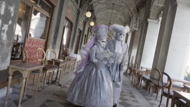 Venedig Italien Februar 2023 Karnevalskostüme Und Masken Unter Venezianischen Arkaden — Stockvideo