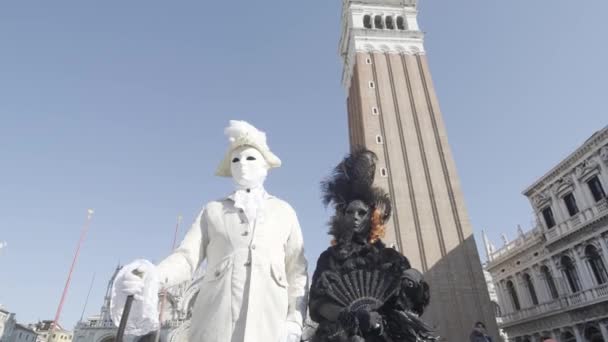 Βενετία Ιταλία Φεβρουάριος 2023 Δύο Άνθρωποι Ντυμένοι Καρναβάλι Κάτω Από — Αρχείο Βίντεο
