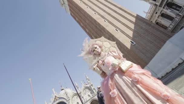 Venice Italy February 2023 Disguised Woman Elegant Dress Umbrella Mask — Vídeo de stock
