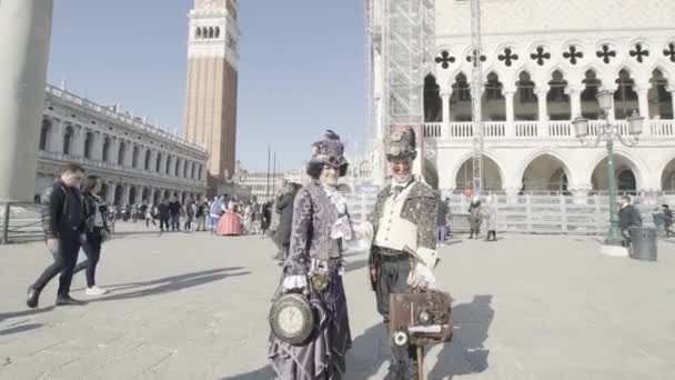 Venice Italy February 2023 Two People Dressed Carnival Venice Front — Stockvideo