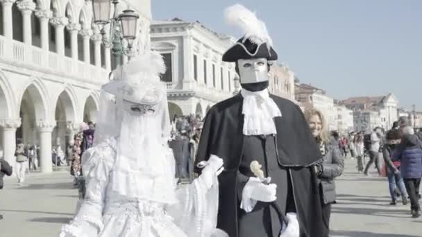Венеция Италия Февраль 2023 Года Элегантная Королевская Пара Масках Платьях — стоковое видео
