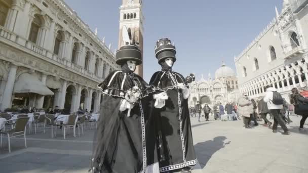 Venedig Italien Februari 2023 Ett Par Uppklädda Svarta Klänningar Och — Stockvideo