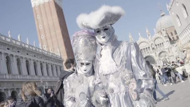 Venesia Italia Februari 2023 Dua Pecinta Dalam Gaun Karnaval Putih — Stok Video