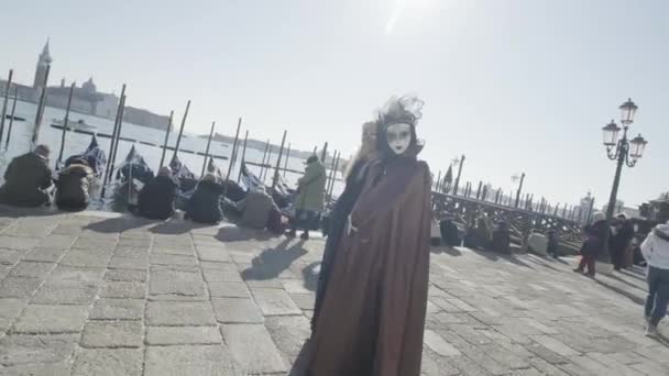 Benátky Itálie Únor2023 Žena Masce Karnevalových Šatech Před Gondolami Grand — Stock video