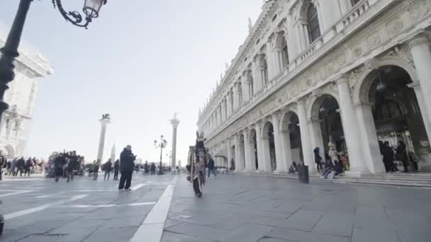 Venedig Italien Februari 2023 Maskerad Som Varg Han Går Venedig — Stockvideo