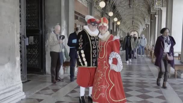 Venedig Italien Februar 2023 Kopie Maskierter Herren Unter Venezianischen Arkaden — Stockvideo