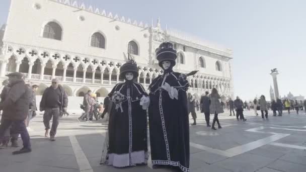 Венеция Италия Февраль 2023 Года Два Замаскированных Карнавал Венеции Между — стоковое видео