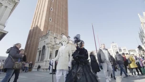 Venedig Italien Februari 2023 Två Personer Klädda Masker Och Karnevalsklänningar — Stockvideo
