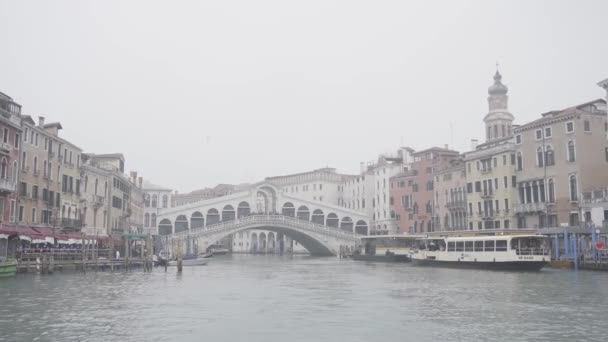 Venice Italy February 2023 Rialto Bridge Grand Canal Fog — Video Stock