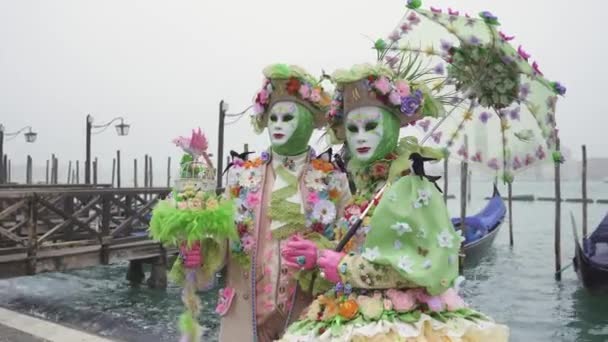 Venice Italy February 2023 Masks Venice Pose Carnival Front Gondolas — Stockvideo