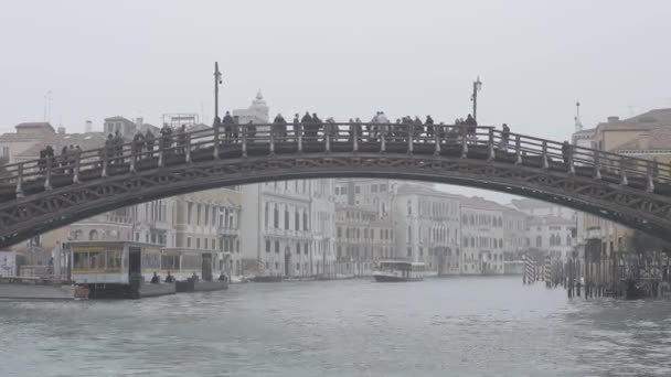 ヴェネツィア イタリア 2023年2月 人々は霧の中でアカデミア橋を歩く — ストック動画