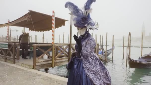 Venice Italy February 2023 Woman Disguised Carnival Mask Front Gondolas — Stockvideo