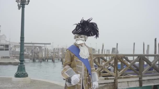 Venice Italy February 2023 Medieval Man Mask Carnival Shore Front — Vídeo de stock
