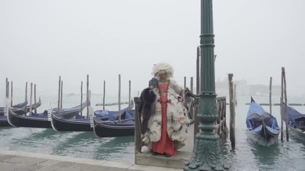 Venice Italy February 2023 Woman Dressed Medieval Chinese Hand Fan — Stockvideo