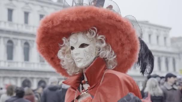 意大利威尼斯 2023年2月 狂欢节期间 一名戴着面具 头戴羽毛的女人头戴红色婚纱 — 图库视频影像