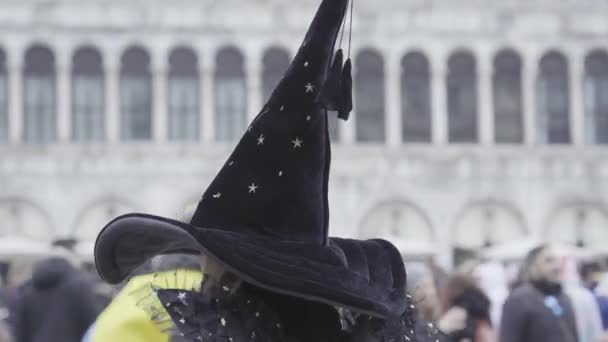 Benátky Itálie Únor 2023 Špičatá Černá Čepice Víly Karnevalu Náměstí — Stock video