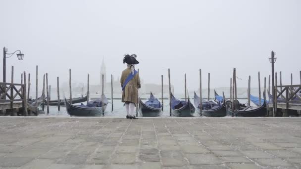 Venice Italy February 2023 Gondolas Float Water Man Dressed Medieval — Vídeo de Stock