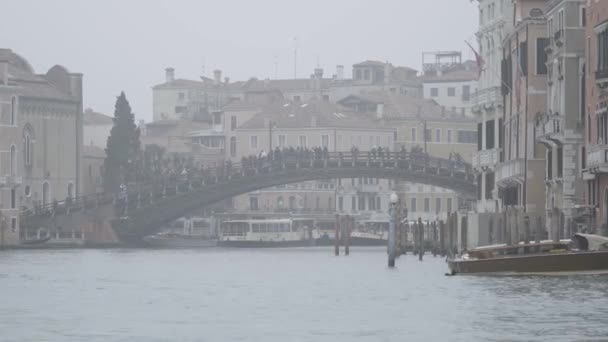 Venice Italy February 2023 Accademia Bridge Palaces Water Fog — Vídeo de Stock