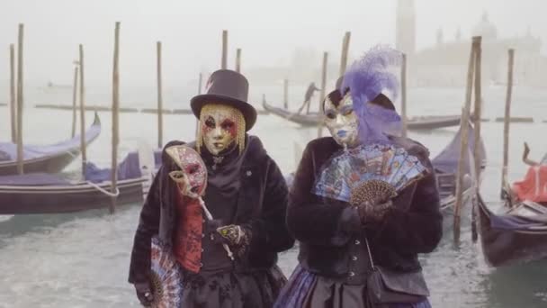Veneza Itália Fevereiro 2023 Máscaras Paradas Frente Gôndolas Carnaval Nevoeiro — Vídeo de Stock