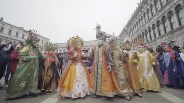 Venetië Italië Februari 2023 Mensen Traditionele Carnavalskostuums Dansen Piazza San — Stockvideo