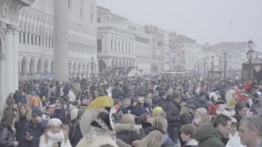 Venedik, İtalya - Şubat 2023 - San Marco Meydanı 'nda kış karnaval kalabalığı