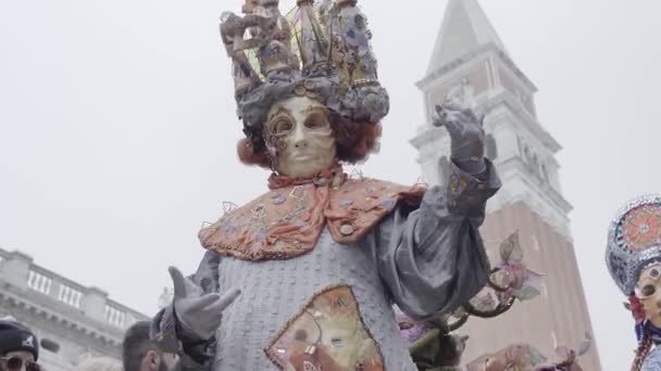 Benátky Itálie Únor 2023 Lidé Chodí Krásnými Karnevalovými Kostýmy Maskami — Stock video