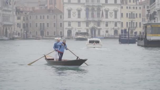 Veneza Itália Fevereiro 2023 Estilingue Madeira Que Dois Homens Remar — Vídeo de Stock