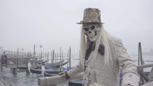 Venetië Italië Februari 2023 Eng Masker Dat Beangstigend Carnaval — Stockvideo