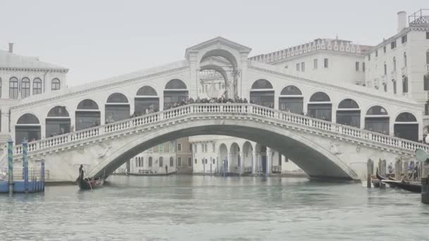 Wenecja Włochy Luty 2023 Przed Nią Most Rialto Gondole — Wideo stockowe