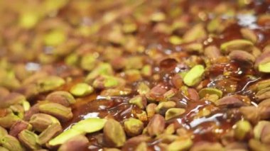 Fıstık, tatlı hazırlamak için mutfak masasına saçılmış.