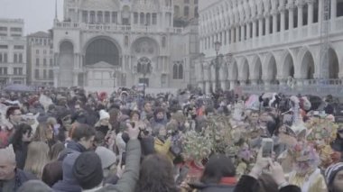 Venedik, İtalya - Şubat 2023 - Piazza San Marco 'da Palazzo Ducale' nin önünde kalabalık